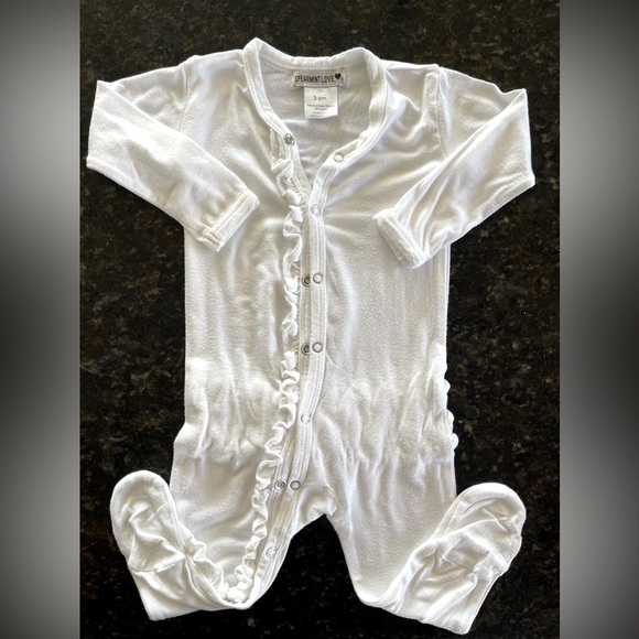 Spearmint Love White baby ruffle footie No stains Just piling from washing - Picture 1 of 3